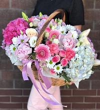 Композиция солнечный день в Курске Цветочная композиция из Розы, Хризантемы, Пионы и Лизиантусы в корзине в Курске