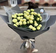 Букет Белые кустовые розы Солинеро в Курске