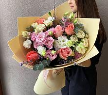 Букет цветов из:  Розы, Лизиантусы и Гвоздики в Курске