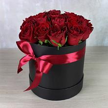 Цветочная композиция из Розы в шляпной коробке в Курске