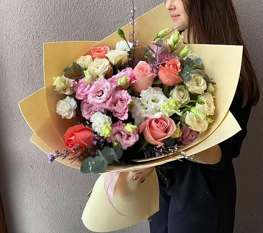 Букет цветов из: Розы, Лизиантусы и Гвоздики в Курске